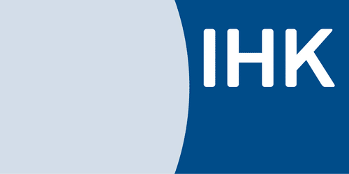 IHK-Logo auf blauem Hintergrund